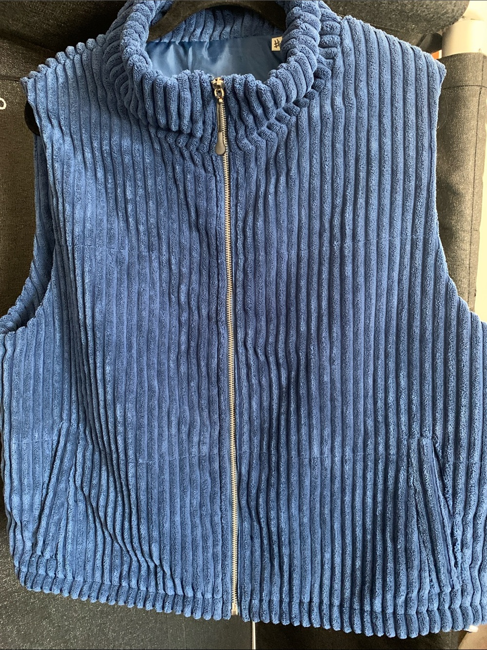 #569 Blue Ribbed Zip-Front Vest